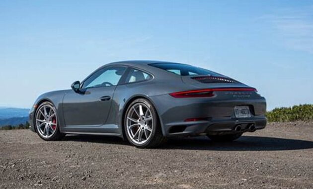 The Ultimate Driving Experience: The 2017 Porsche 911